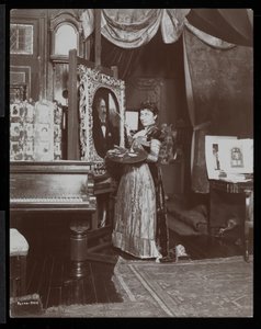 La artista Mary Tillinghast pintando un retrato en su estudio, Nueva York, c.1897